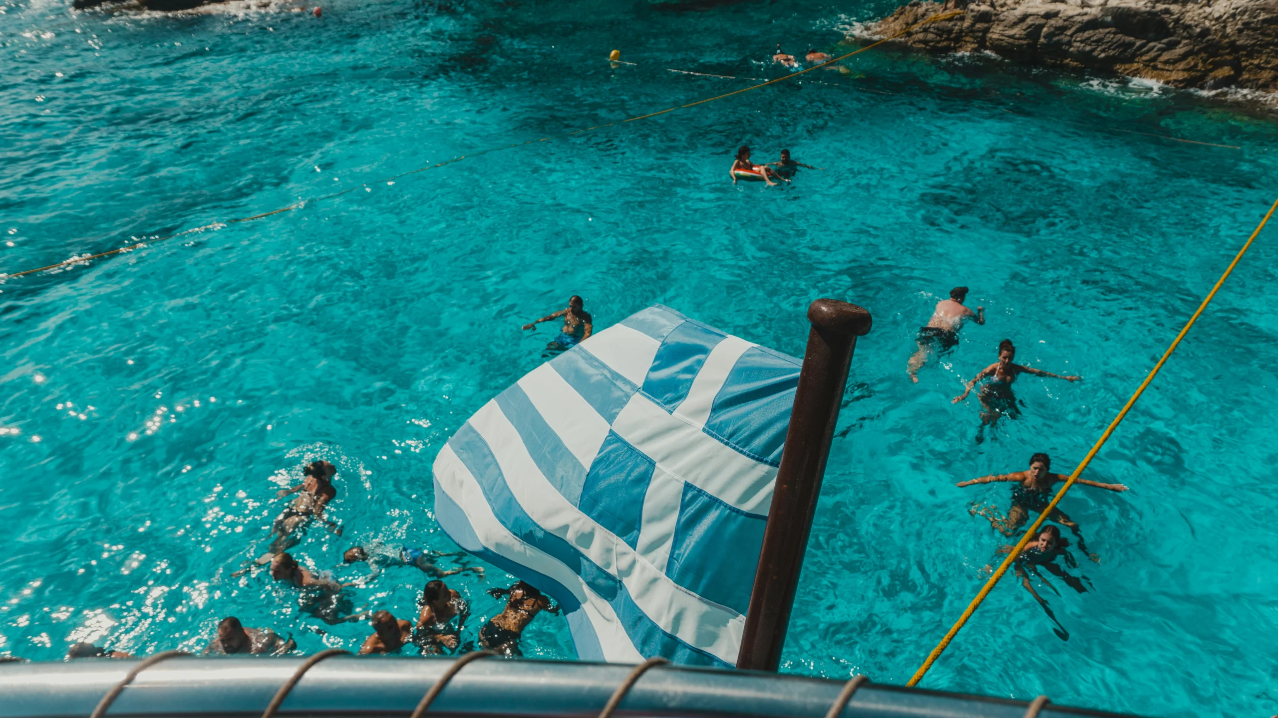 Ελληνική σημαία στο Αιγαίο — χωρικά ύδατα 12 ναυτικά μίλια και ΑΟΖ