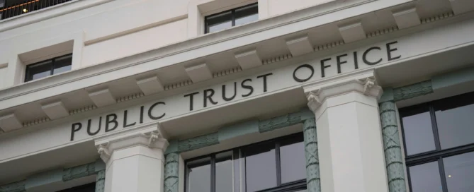 Δημόσιο κτίριο με κίονες — θεσμοί, δημόσια διοίκηση και αξιοκρατία στην υπηρεσία του πολίτη