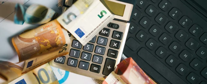 Αριθμομηχανή πάνω σε ευρώ — η φορολογική επιβάρυνση της μεσαίας τάξης στην Ελλάδα